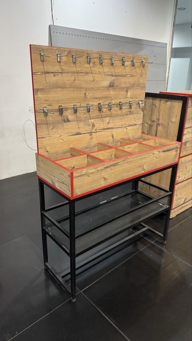 Стеллаж с крючками