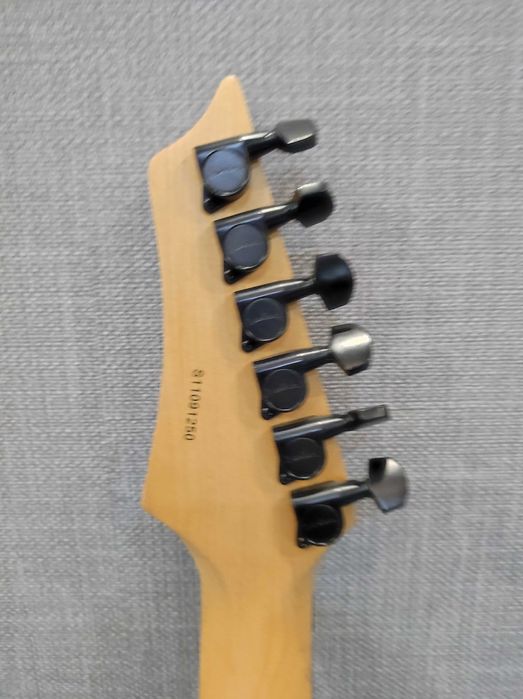 Продаю электрогитару Washburn — полный комплект, всё готово к игре!