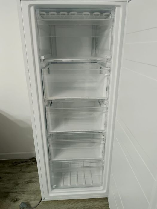 Вертикальная морозильная камера