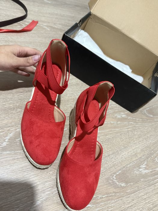 Красные летние  туфли