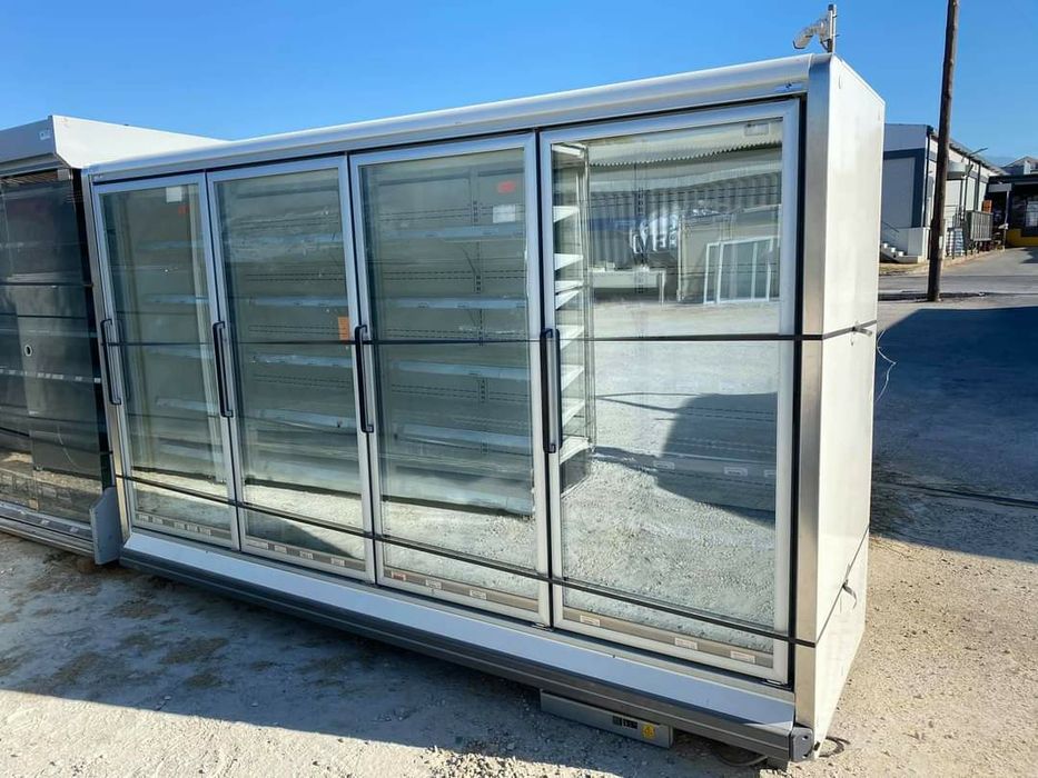 Хладилна витрина с вратички