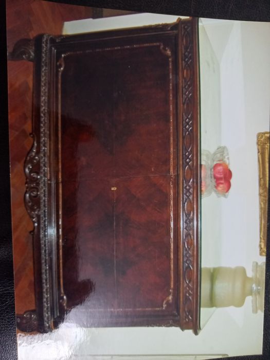 Mobilă sufragerie: masă cu 12 scaune,  o vitrina, două servante .