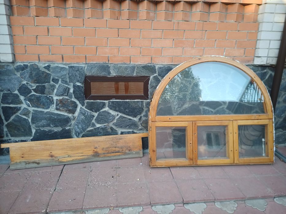 Продам деревянное окно с подооконником