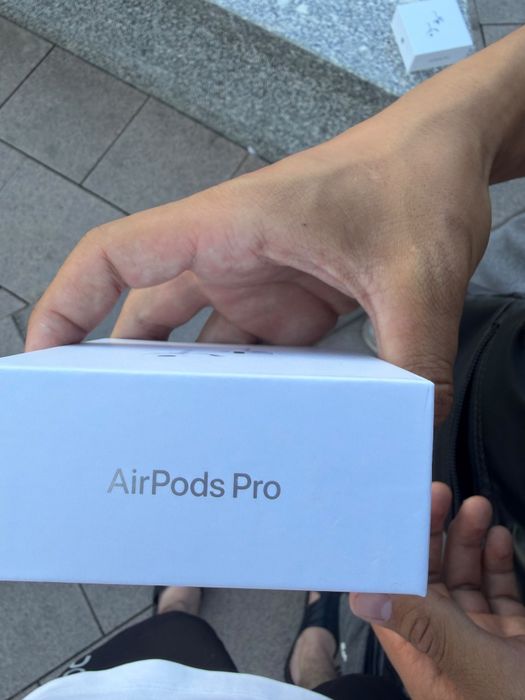 Продам наушники Airpods pro