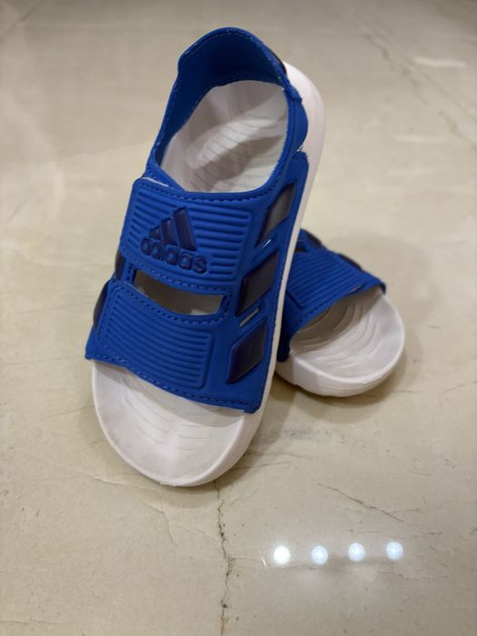 Маратонки и сандали найк и адидас