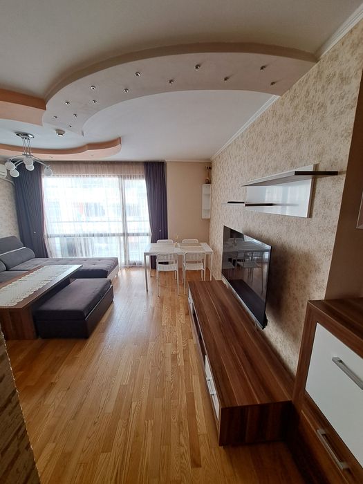 З-стаен апартамент под наем с гараж в центъра