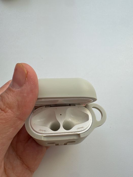 Эйр подс кейс без наушников
