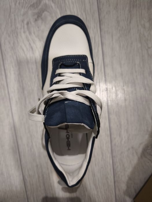 Новые кроссовки.