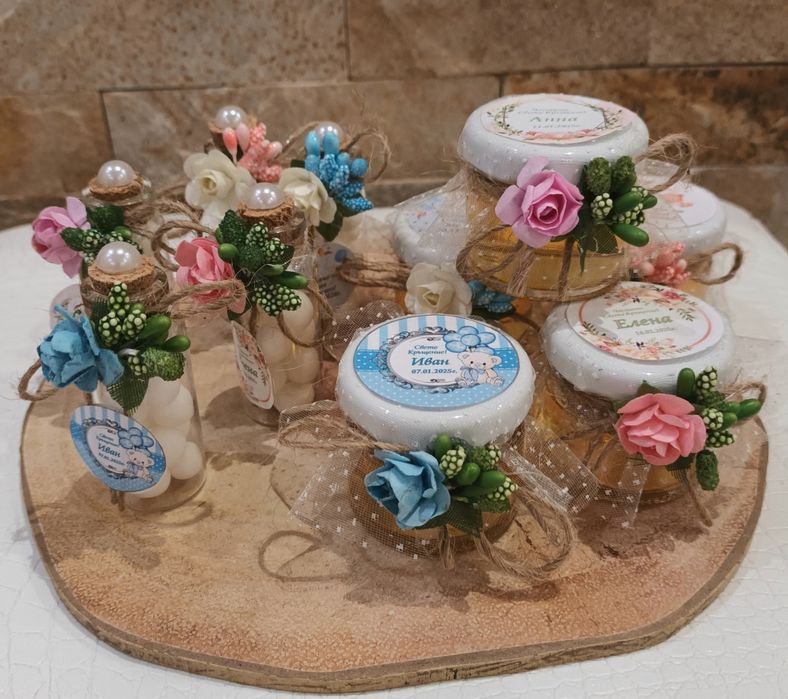 Подаръци за гости: стъкленици и бурканче с мед!