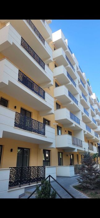 Vând apartament 3  camere .