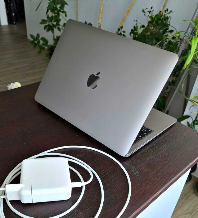 MacBook Air M1 argintiu din Noiembrie 2021