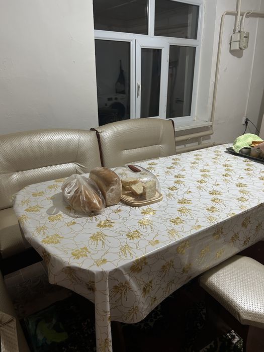 Кухонный стол и стулья