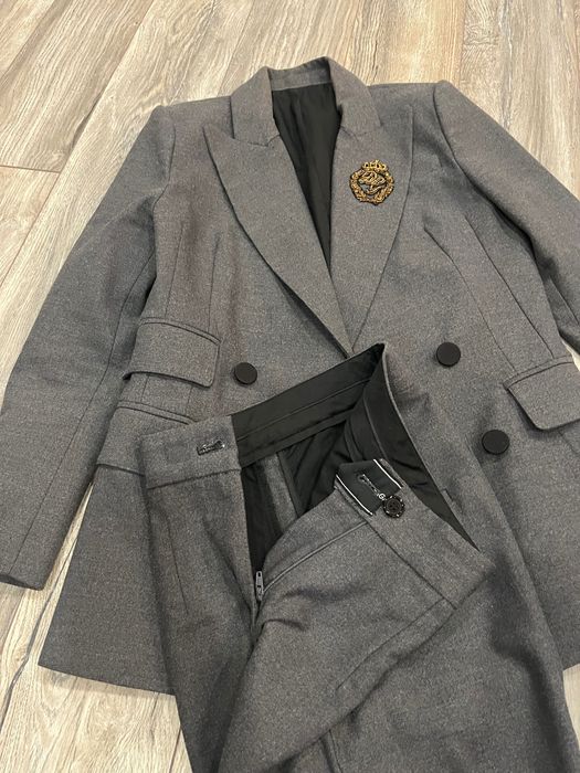 Дамски сив костюм