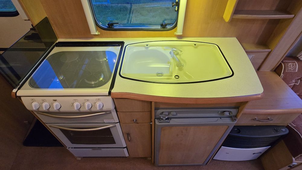 Rulota Swift 2003 (2zone) 4-5 persoane, Off Camping, Cabina dus, Boiler Gaz Truma, Baterie 12v, Inmatriculata Ro