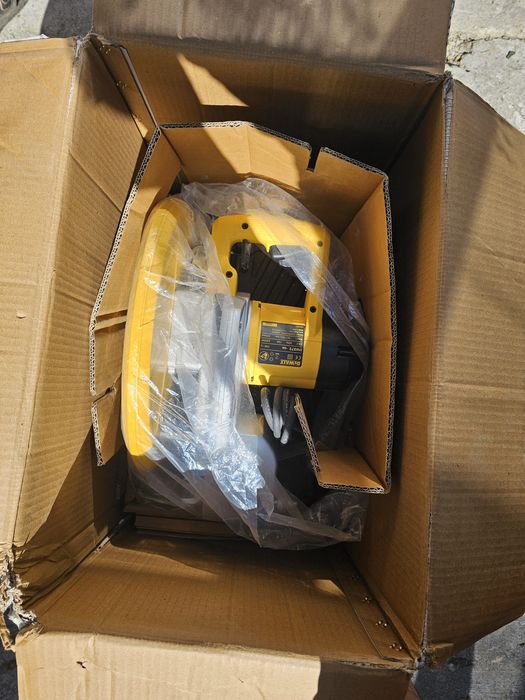 Vând mașină pentru debitat metale DeWalt DW872 Type 15, de 2200W, pentru disc de 355 mm.