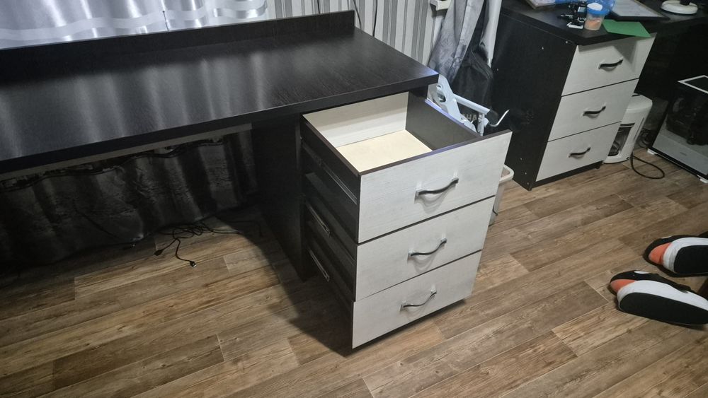 Стол компьютерный с выдвижными ящиками