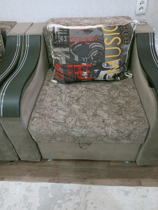 Продам диван с креслом