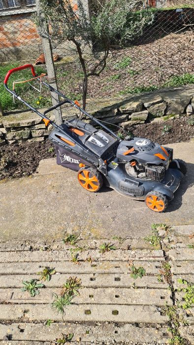 Бензинова самоходна косачка