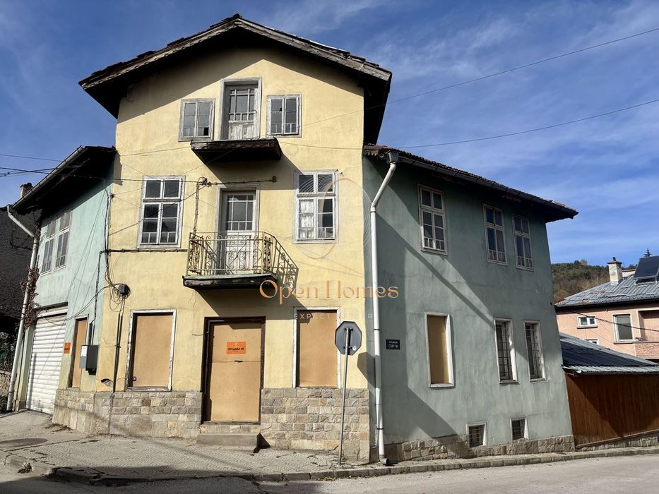 Къща в  на главния път на гр. Батак