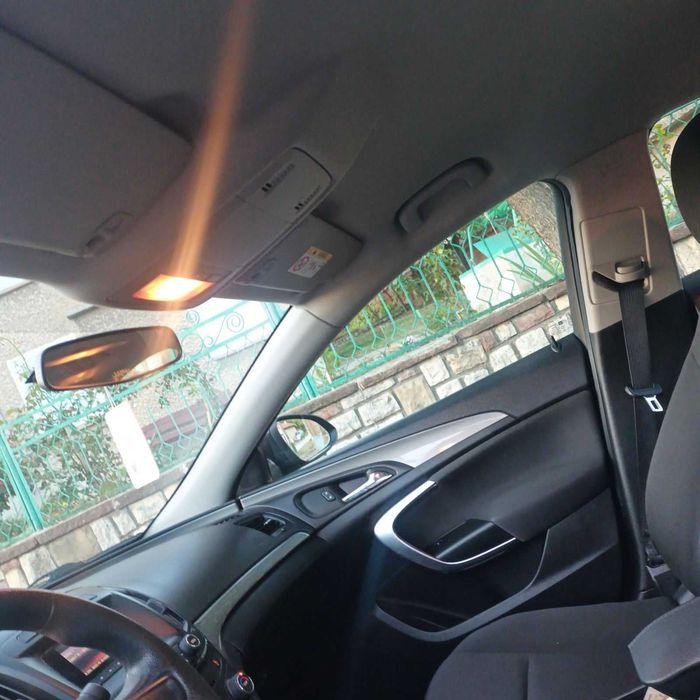 Лек автомобил Opel Insignia