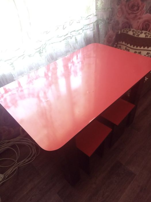 Ст Шамалган продам стол и 4 табуретки