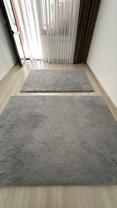 Vand doua covoare pufoase - culoarea gri