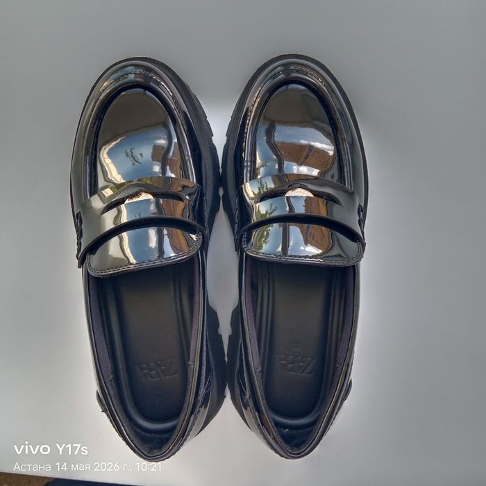 Лакированный лофер  от Zara.   размер 35