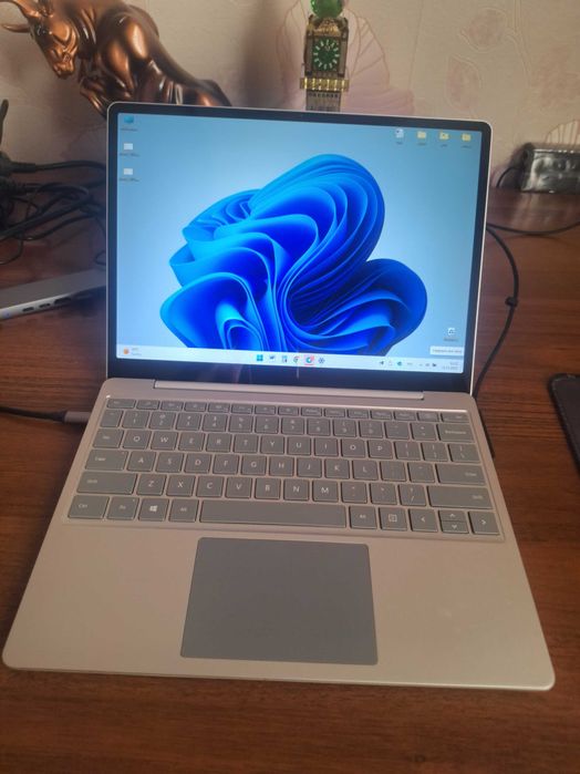 Продам супер тонкий и легкий сенсорный ноутбук Microsoft