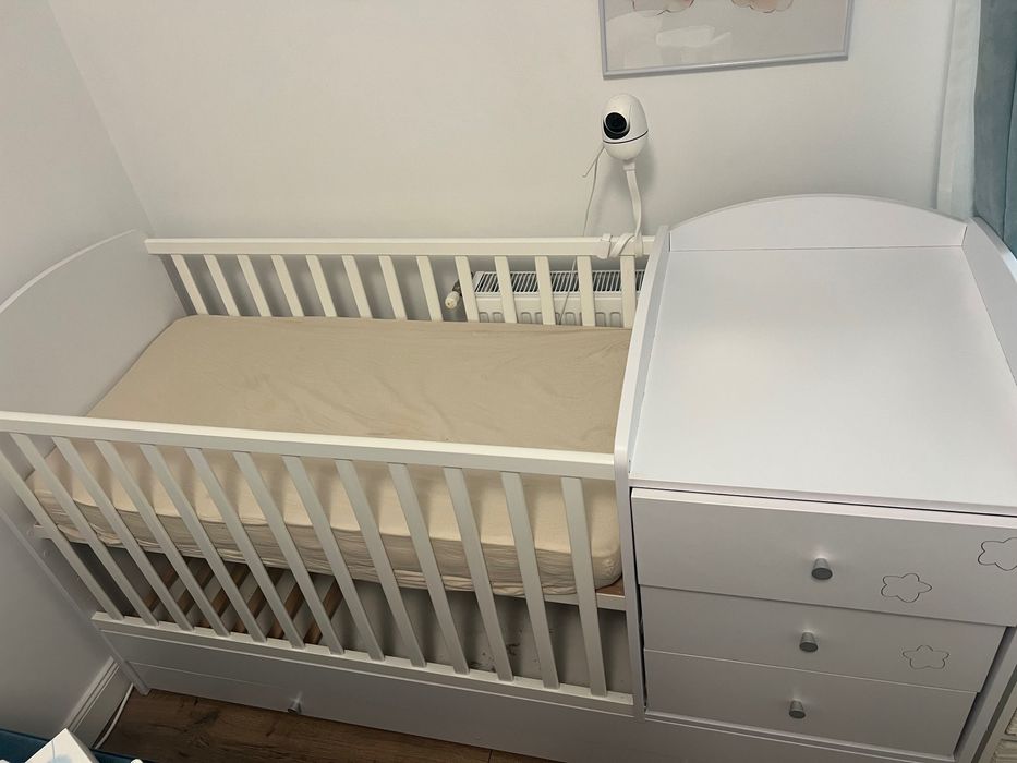 Vand patut bebe cu partea de infasat, cu tot cu saltea