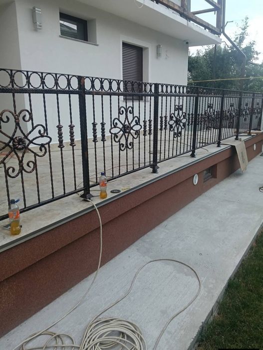 Balustrada din fier forjat și tablă decupată.