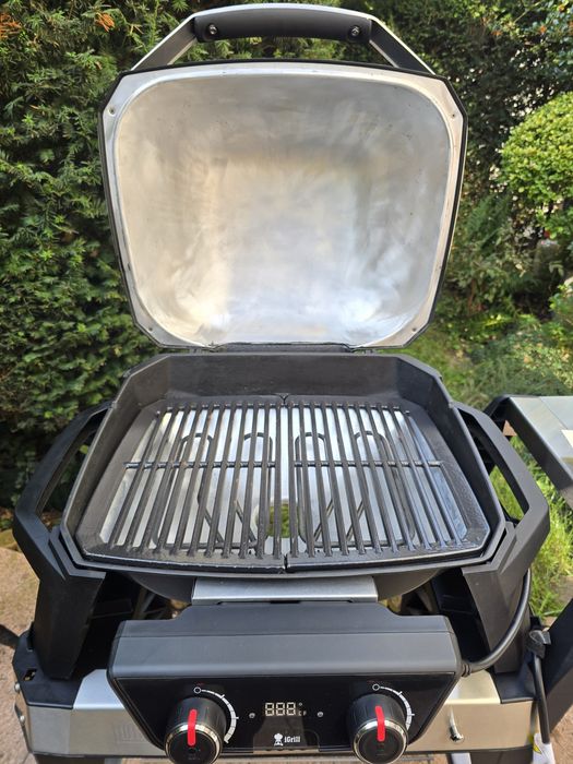 Grătar Weber Electric PULSE 2000 cu masă si Husă