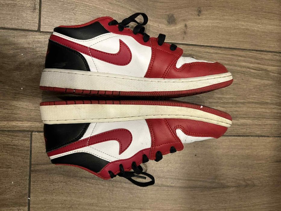 Червени Jordan маратонки