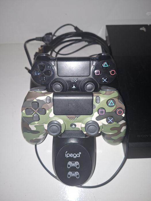 PS4 500GB с 2 джойстика, 3 игри и зарядна станция