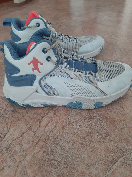 Продам кроссовки