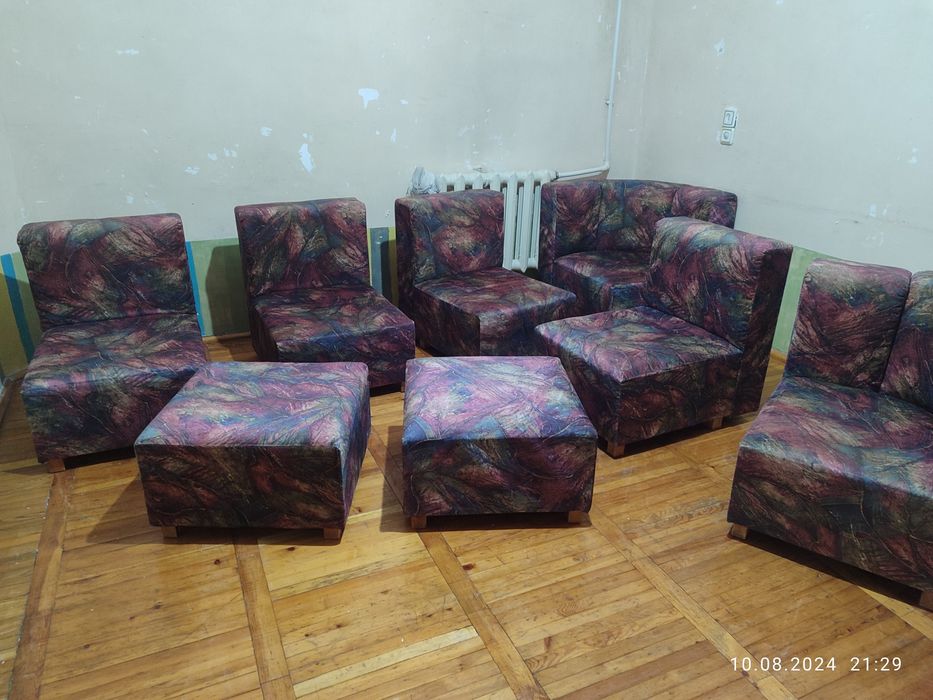 Продам диван-трансформер.
Раскладывается в кровать, также можно исполь