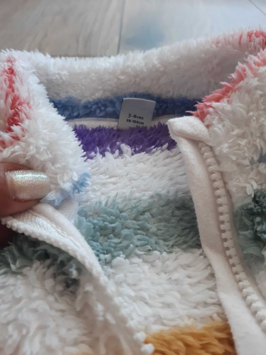 Продавам детски якета и спортен екип  запазени!Цената е за всичките