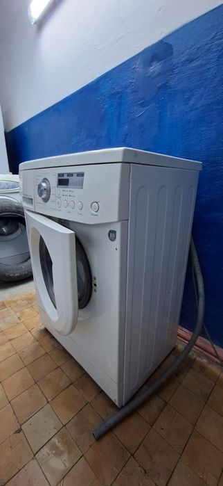 Продают стиральную машину  с прямым приводом, очень тихо работает.