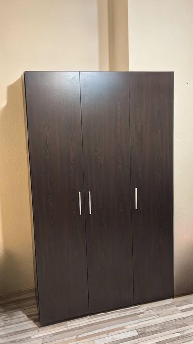 Трикрилен гардероб