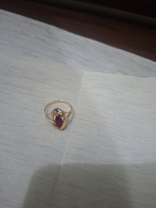 Золотые серьги, кольцо.