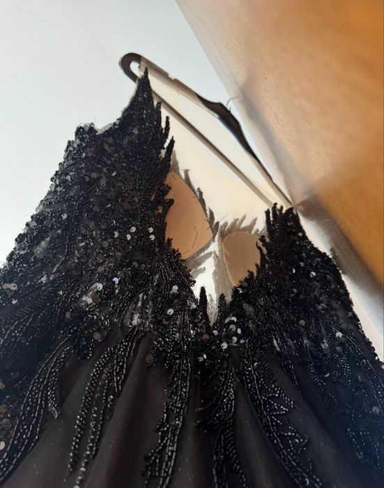 Черна дълга бална рокля