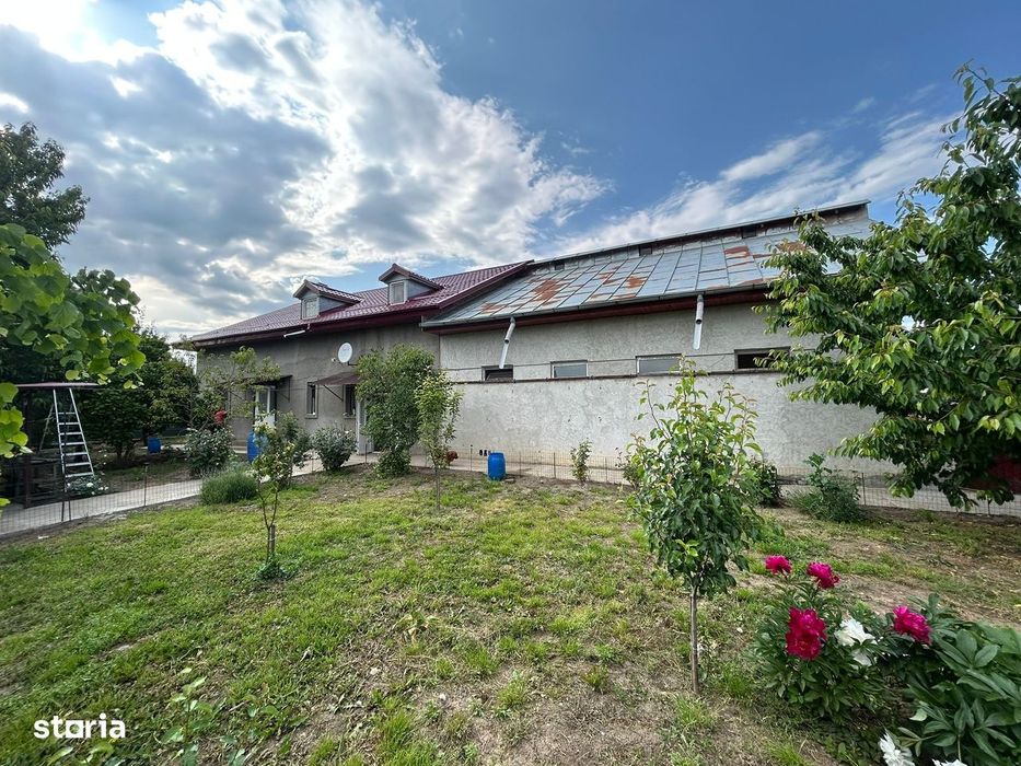 De vanzare casa cu 7 camere, 2 bai, din caramida, teren 1500 mp