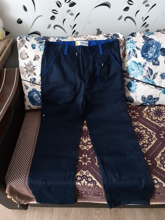 Vând pantalonii de salopetă standard. Firma Renania, mărimile 48