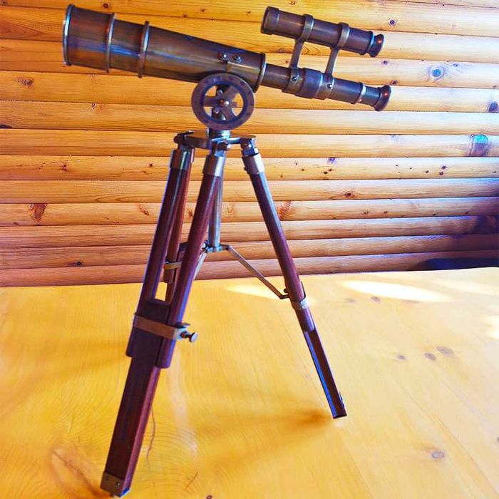 Далекоглед бронзов с античен дизайн и дървена тринога