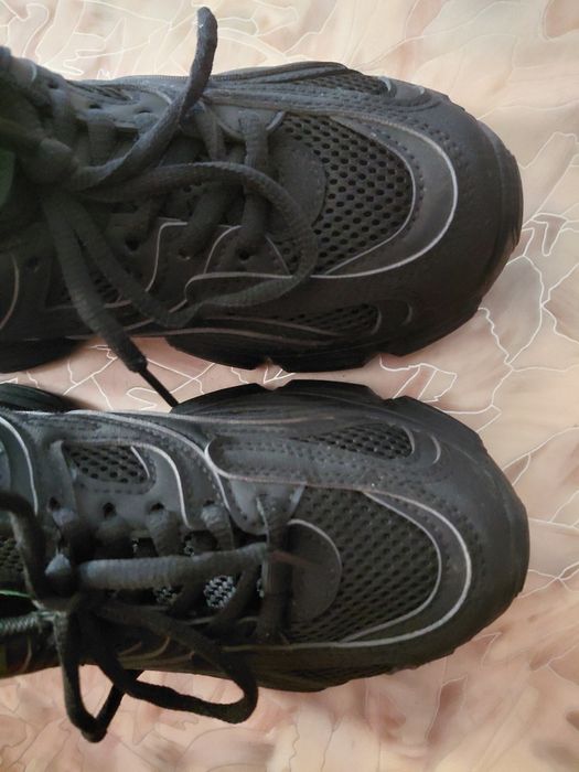 чёрные кроссовки на высокой подошве