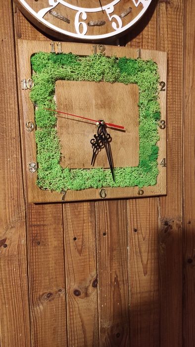 Дървени часовници със скандинавски мъх