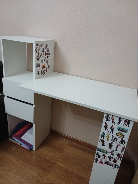 Белый стол с шкафчиками