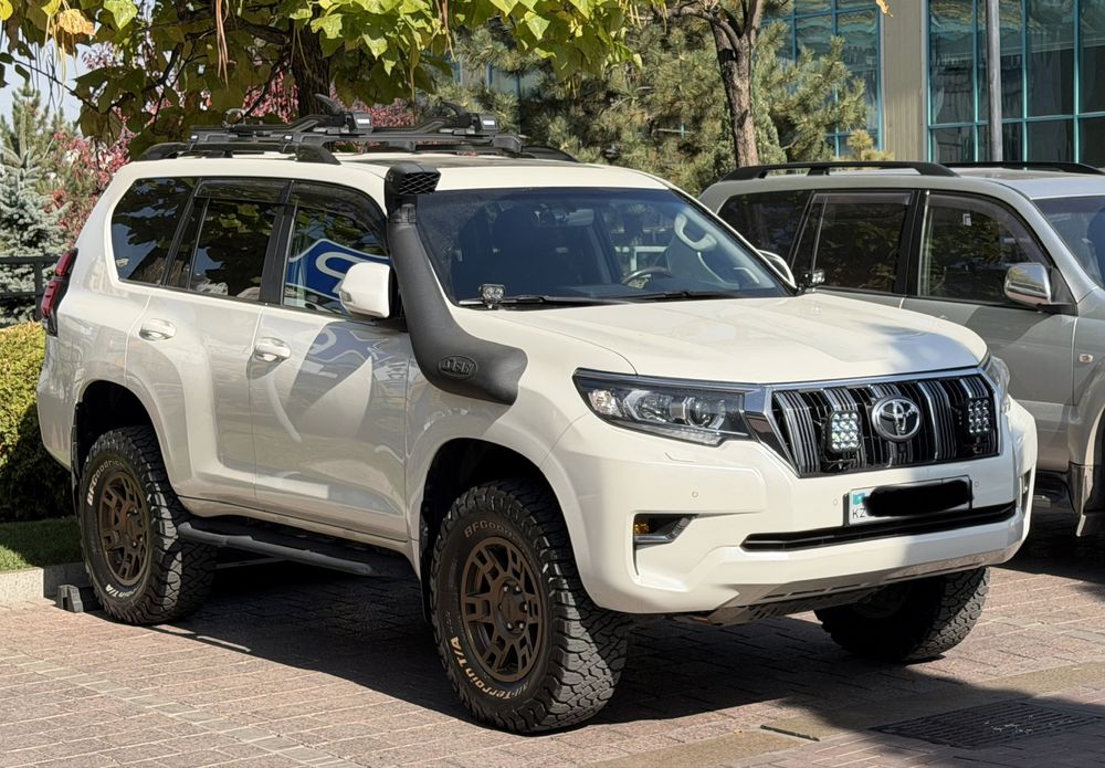 Багажник на крышу Thule Edge (дуги + опоры)