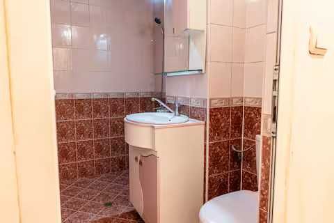 Нощувки - The Lindens 1BR Cozy Apartment with Free Parking