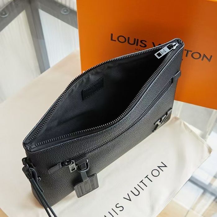 Чанта Louis Vuitton Takeoff Pouch