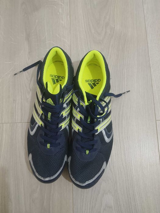Ghete fotbal Adidas noi Nr 42 preț 25 lei
